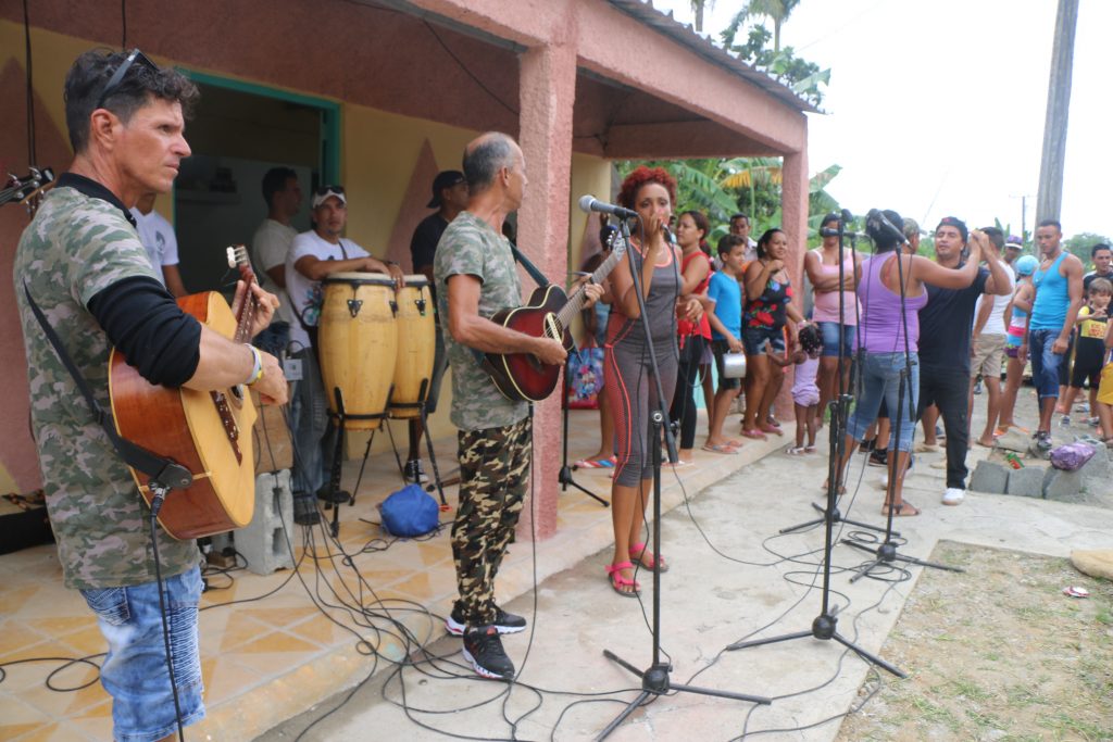 Loly y sus Atrevidos de la Bachata play one of Loly's bachata tunes