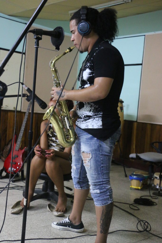 Loly y sus Atrevidos de la Bachata in the recording studio with Yunier on saxophone